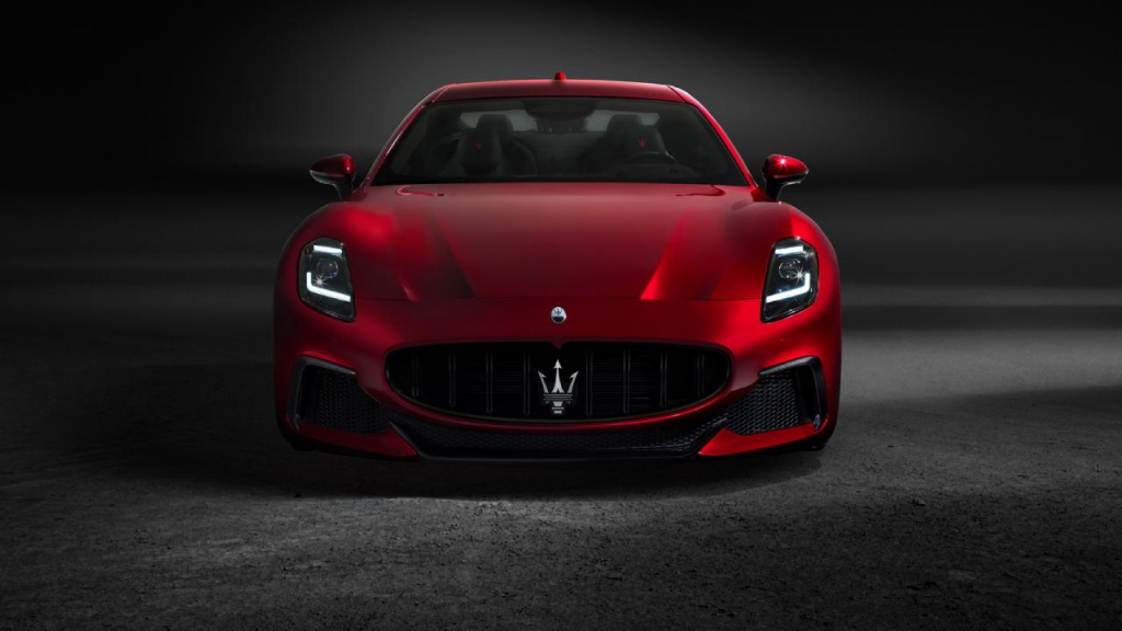2023 Maserati GranTurismo sahnede; madalyonun iki yüzü